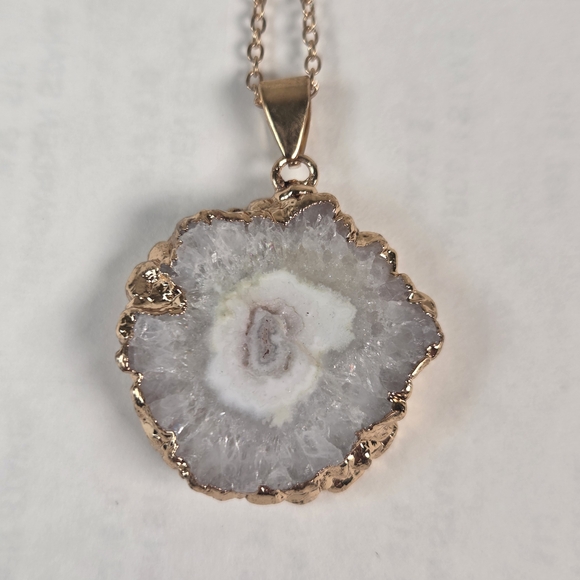 Jewelry - Elegant Geode Pendant Necklace in Gold